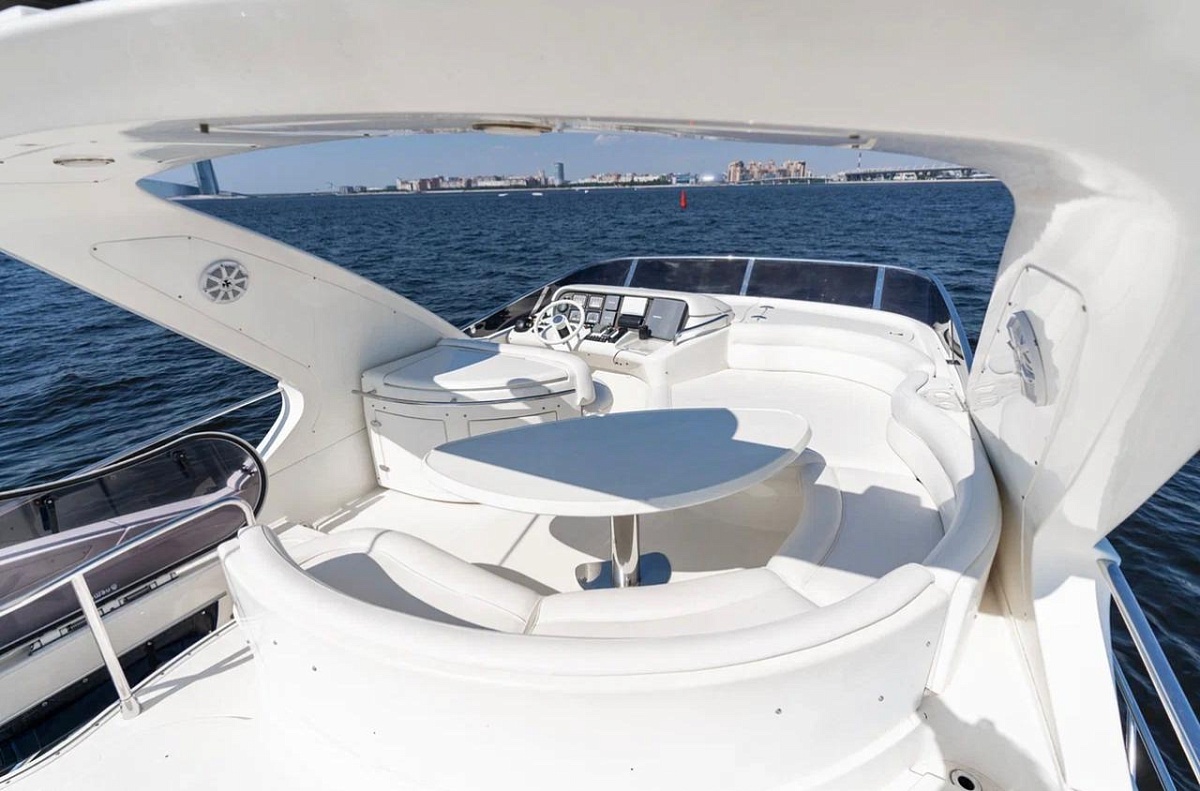 Аренда моторной яхты Azimut 55 в Питере - флайбридж